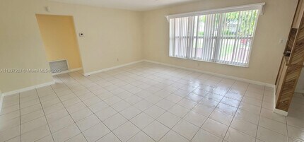 4373 NW 45th Ave in Lauderdale Lakes, FL - Building Photo - Building Photo