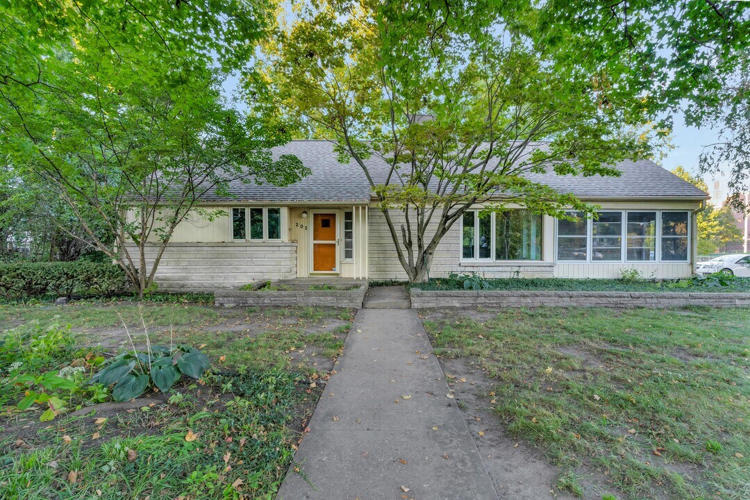 202 W Indiana Ave in Urbana, IL - Building Photo
