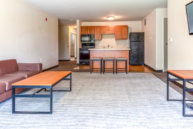 Element Student Apartments in Whitewater, WI - Foto de edificio - Building Photo