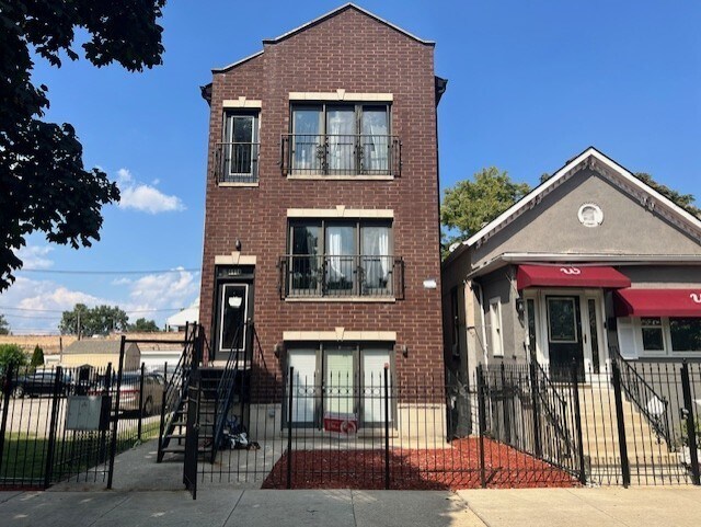 4114 W Maypole Ave in Chicago, IL - Building Photo