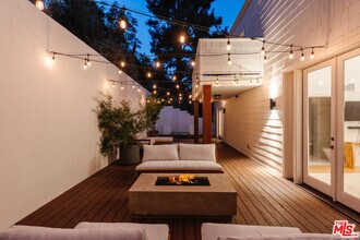 2261 Vasanta Way in Los Angeles, CA - Building Photo - Building Photo