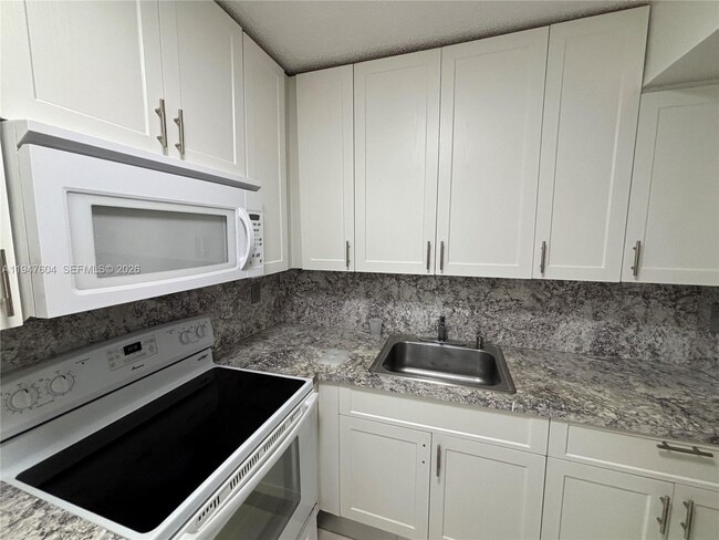 13850 SW 93rd Ln in Miami, FL - Building Photo - Building Photo