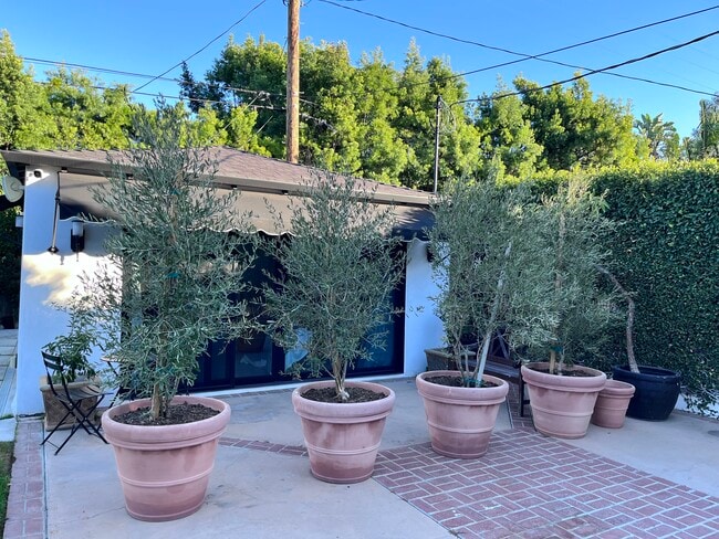 12131 Huston St in Los Angeles, CA - Building Photo - Building Photo