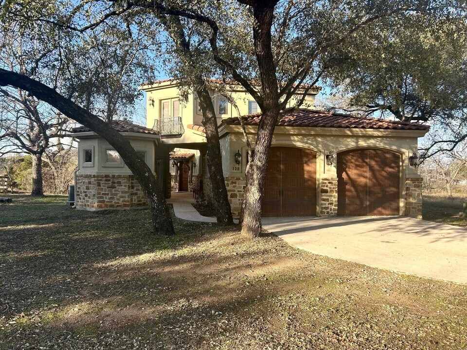 128 Arollo Ct in Horseshoe Bay, TX - Building Photo