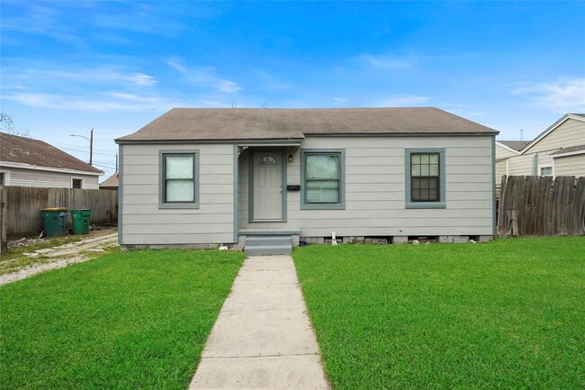 6 E Cleveland St in Baytown, TX - Building Photo - Building Photo