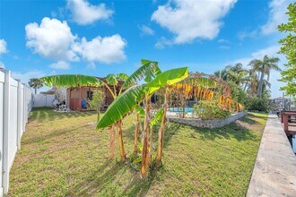 1012 Spindle Palm Way in Apollo Beach, FL - Building Photo - Building Photo