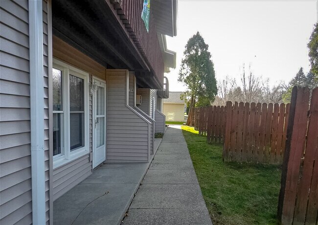 235 Broadway Dr in Sun Prairie, WI - Building Photo - Building Photo