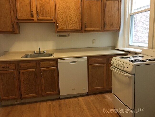 1489 Beacon St, Unit 5 in Brookline, MA - Building Photo - Building Photo