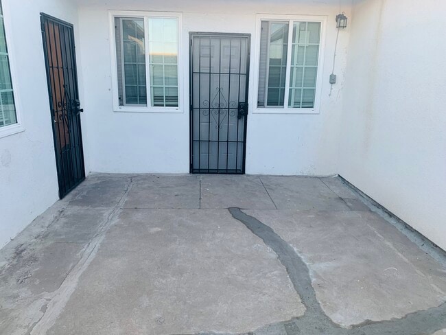 11622 S Hoover St, Unit 11622 S. Hoover in Los Angeles, CA - Building Photo - Building Photo