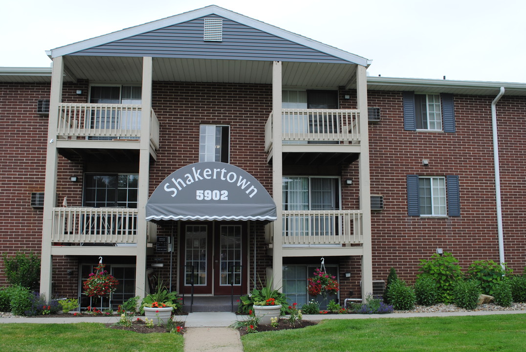 Shakertown Apartments in Canton, OH - Building Photo