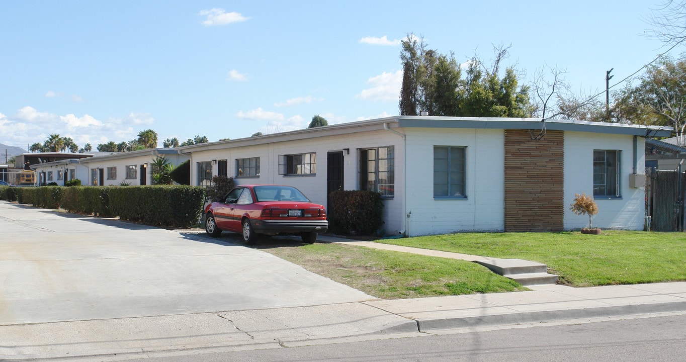 321-331 Roanoke Rd in El Cajon, CA - Building Photo