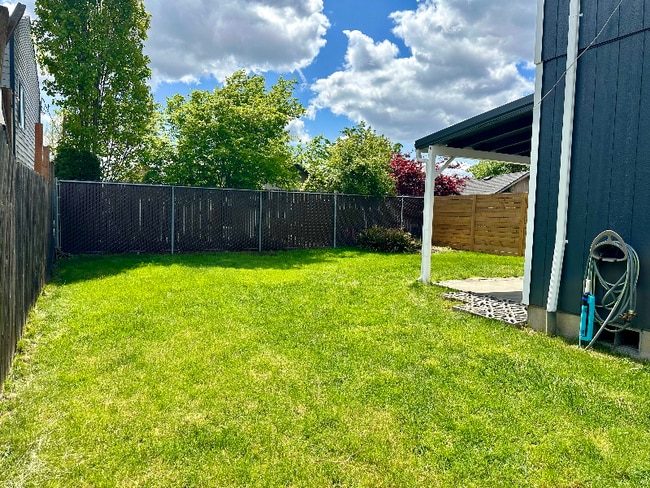 155 W Berkeley St in Gladstone, OR - Building Photo - Building Photo