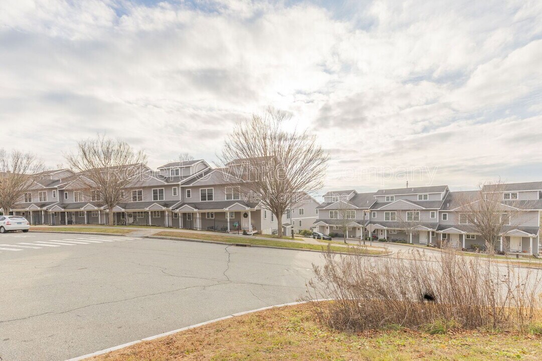 330 Crystal Ave in New London, CT - Building Photo