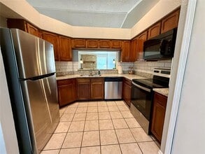 1525 Lavendale Ln in Garland, TX - Foto de edificio - Building Photo