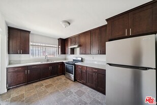 5380 Romaine St in Los Angeles, CA - Building Photo