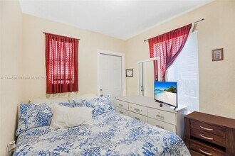 2165 NW 23rd St, Unit 2 in Miami, FL - Foto de edificio - Building Photo