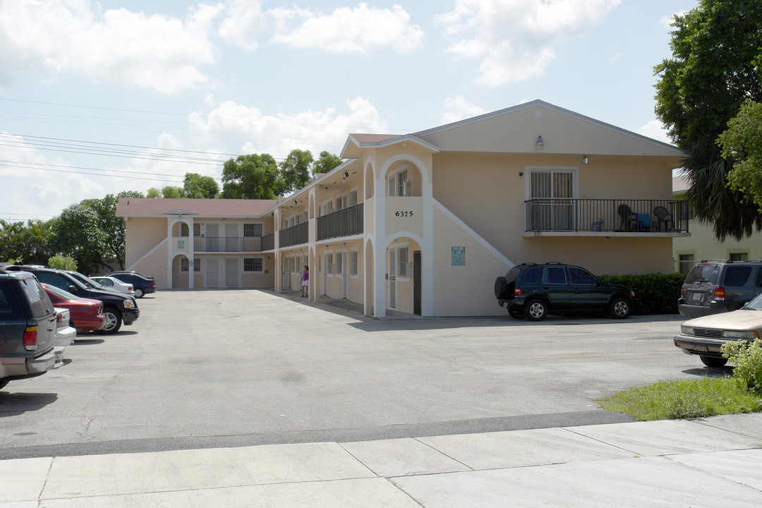 6375 W 22nd Ct in Hialeah, FL - Building Photo