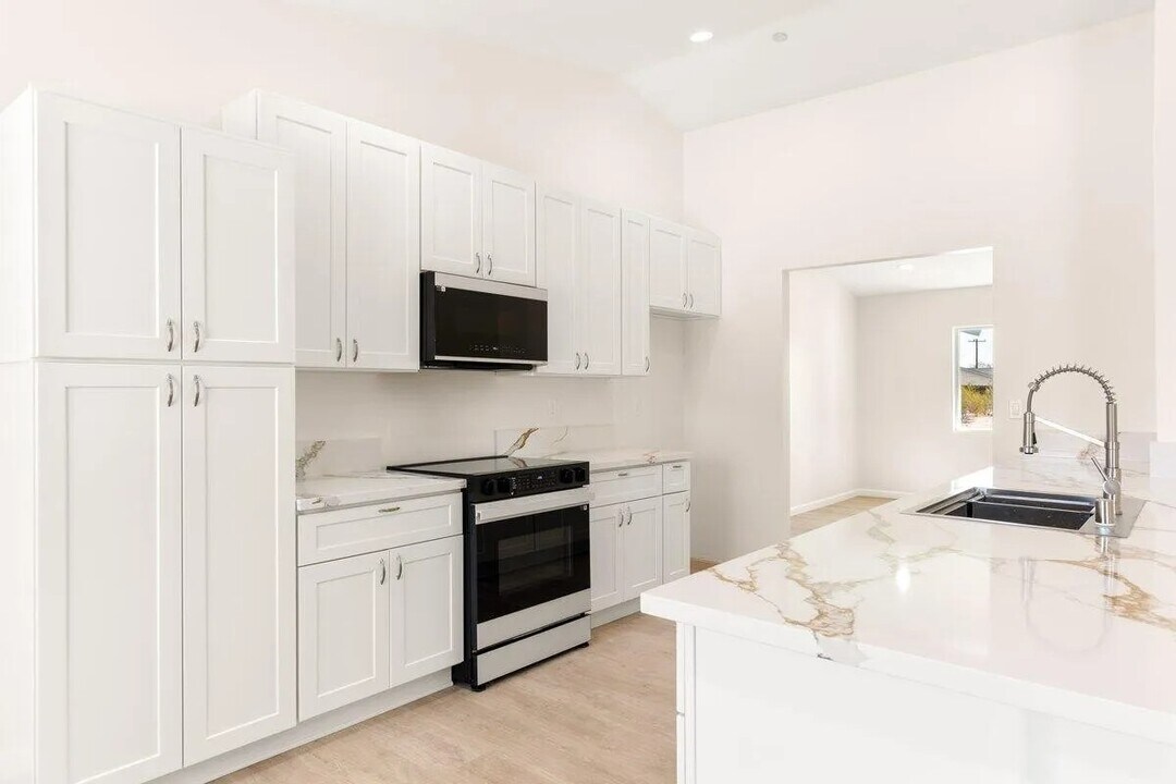 21471 Reed Pl in California City, CA - Building Photo
