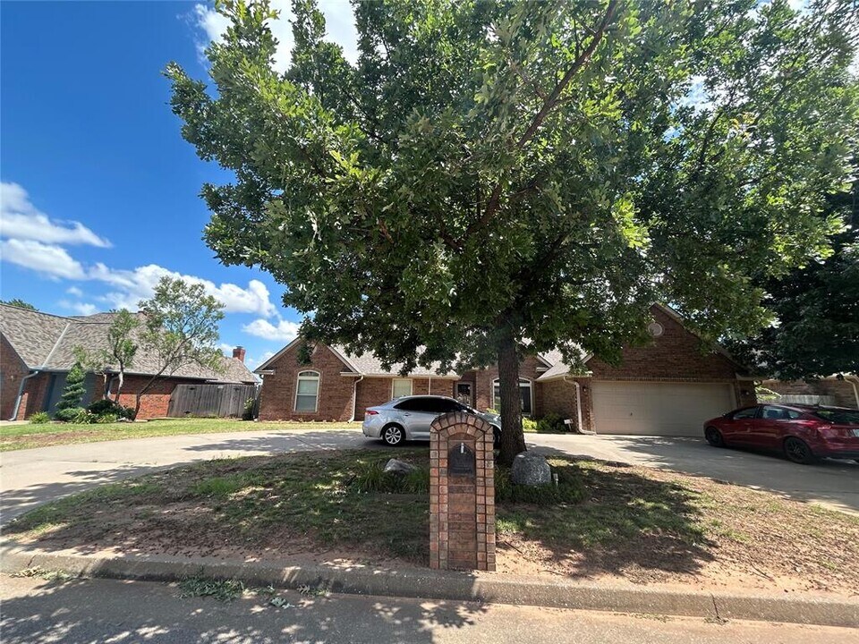 9908 Thompson Ave in Yukon, OK - Building Photo