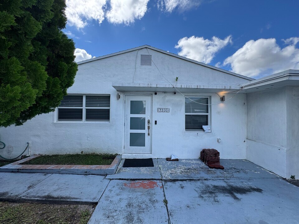 7200 SW 4th St, Unit 1 in Miami, FL - Building Photo