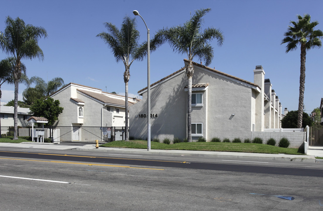 180-214 S Idaho St in La Habra, CA - Building Photo