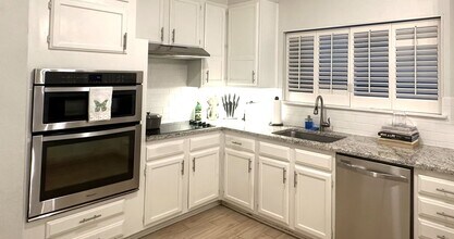 8103 N New Braunfels Ave #5, Unit Oak Park Condominiums #5 in San Antonio, TX - Foto de edificio - Building Photo