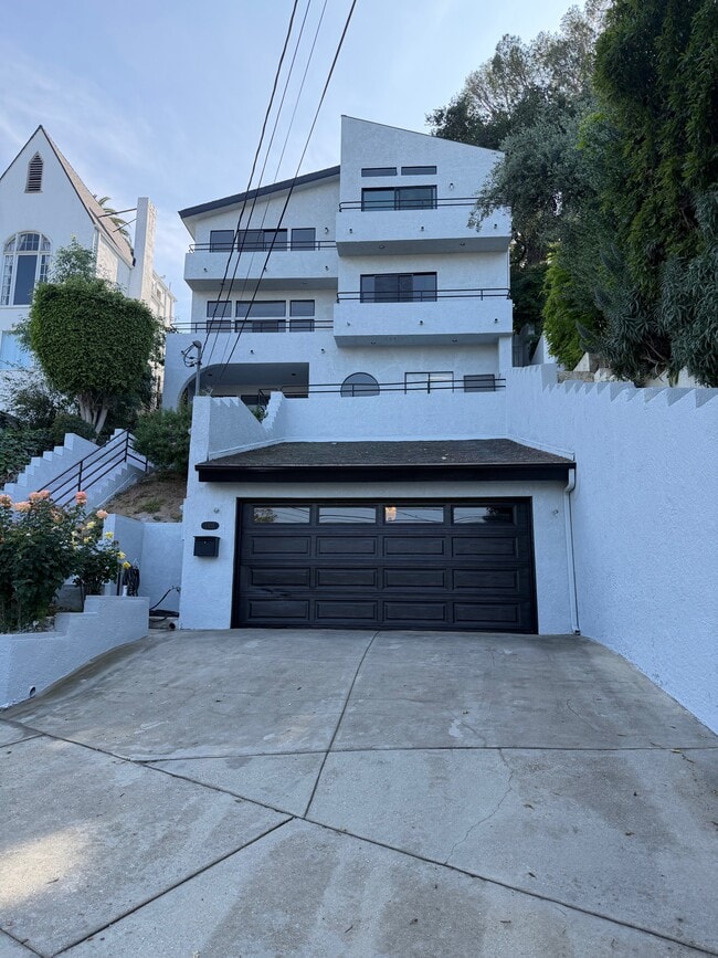 property at 1425 Columbia Dr