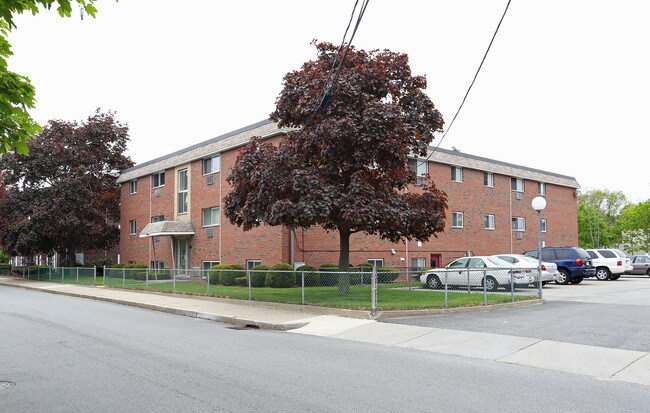 27 Pond St in Waltham, MA - Foto de edificio - Building Photo