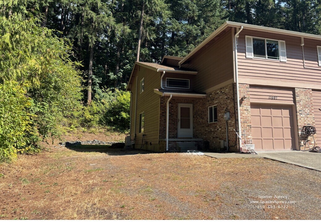 11607 89th Avenue Ct E in Puyallup, WA - Foto de edificio