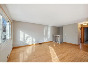 10561 102nd Pl N in Maple Grove, MN - Foto de edificio - Building Photo