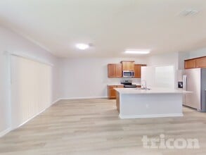 372 Harley Dr in Jacksonville, FL - Foto de edificio - Building Photo