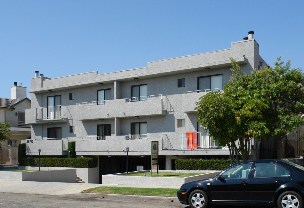 10743 Lawler St in Los Angeles, CA - Foto de edificio