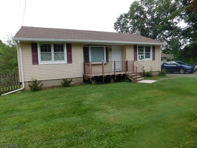 584 Co Rd 614 in Asbury, NJ - Building Photo - Building Photo