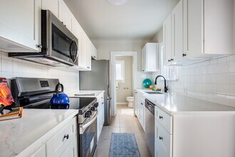 5246 21st Ave SW in Seattle, WA - Foto de edificio - Building Photo