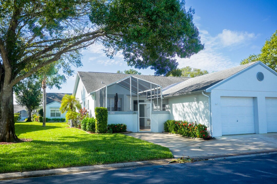 9525 Windsor Club Cir in Ft. Myers, FL - Foto de edificio