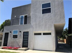 221 W 85th St in Los Angeles, CA - Building Photo