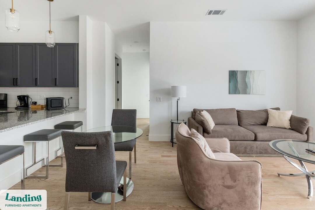 650 E Sycamore St in Denton, TX - Building Photo