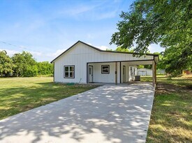 108 W Locust St in Campbell, TX - Building Photo