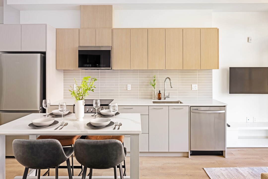 City Suites Oxford in North Vancouver, BC - Building Photo