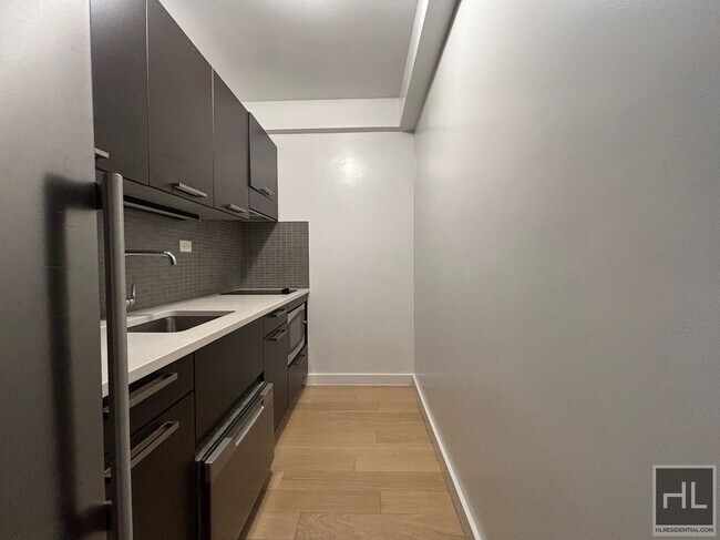 East 39th Street, Unit 24A in New York, NY - Building Photo - Building Photo