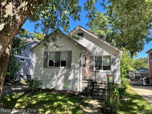 property at 371 E Oakridge Ave