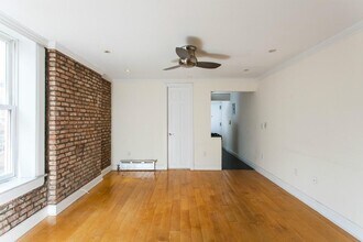 110 Bedford St in New York, NY - Building Photo - Building Photo