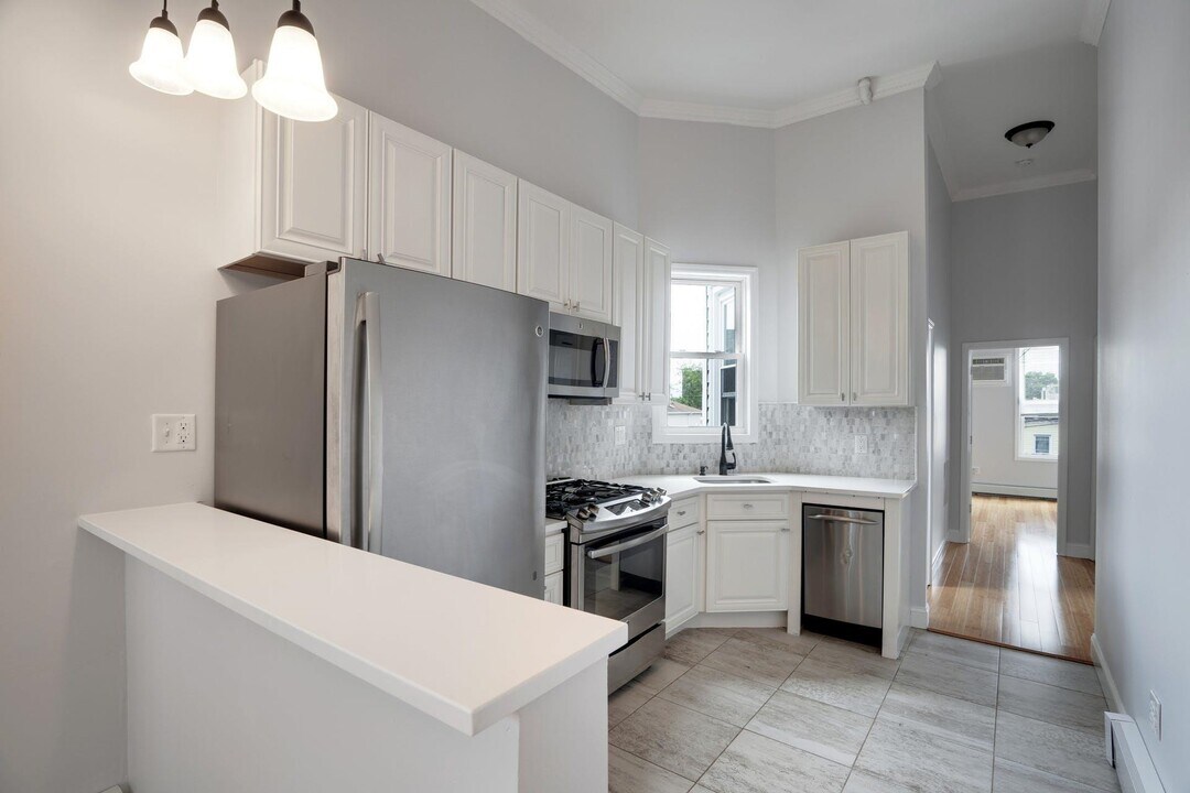 132 Lincoln St in Jersey City, NJ - Building Photo