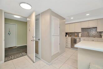 7400 Sun Island Dr S, Unit 401 in South Pasadena, FL - Foto de edificio - Building Photo