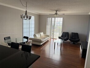 1919 Van Buren St, Unit 817 in Hollywood, FL - Foto de edificio - Building Photo