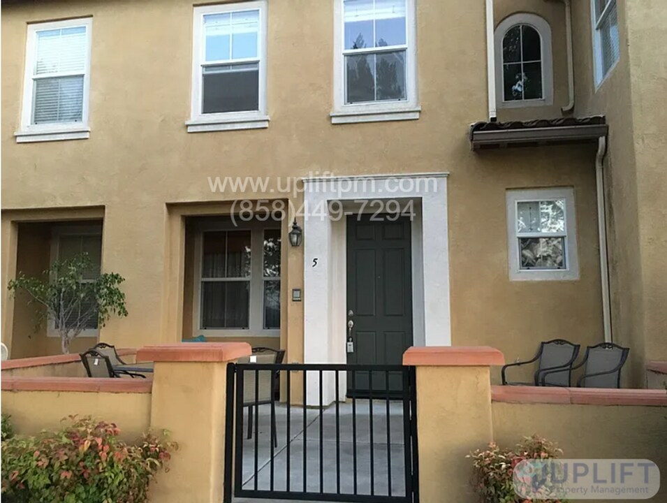 7850 Via Belfiore in San Diego, CA - Building Photo