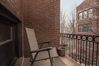 2100 W Montrose Ave in Chicago, IL - Building Photo - Building Photo