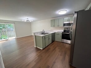 325 Cosmo St in Lafayette, OR - Building Photo - Building Photo