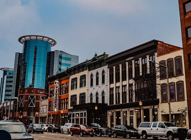 107-123 E Michigan Ave in Kalamazoo, MI - Foto de edificio