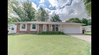 30 Green Hill Ln in St. Peters, MO - Building Photo